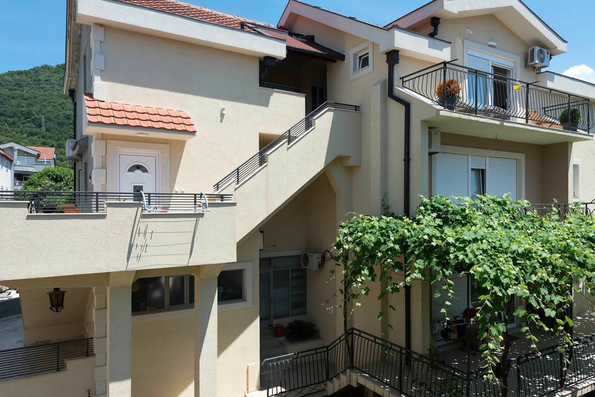 42° North Apartments Тиват Экстерьер фото